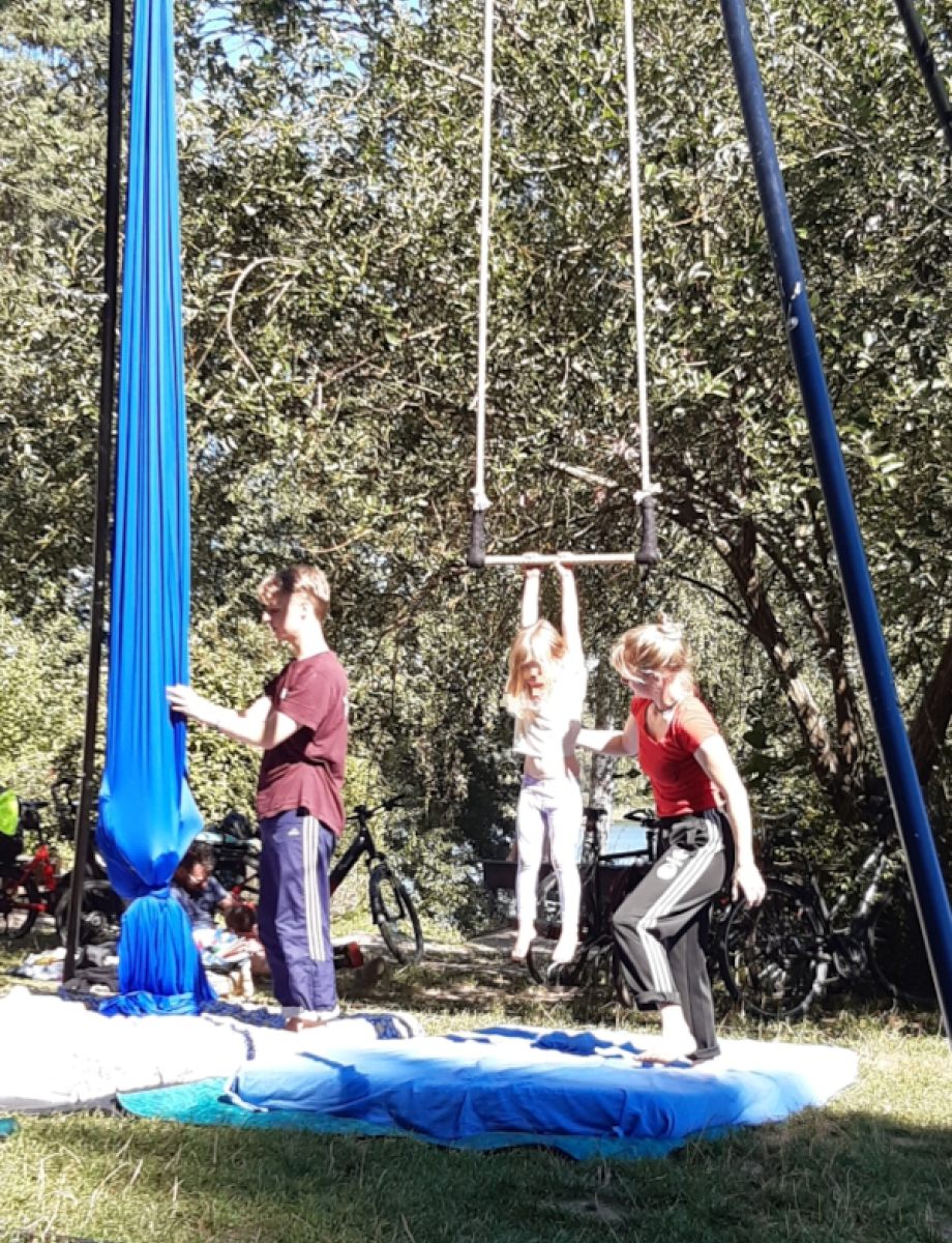 Zirkusakrobatinnen führen Kunststücke am Trapez vor.