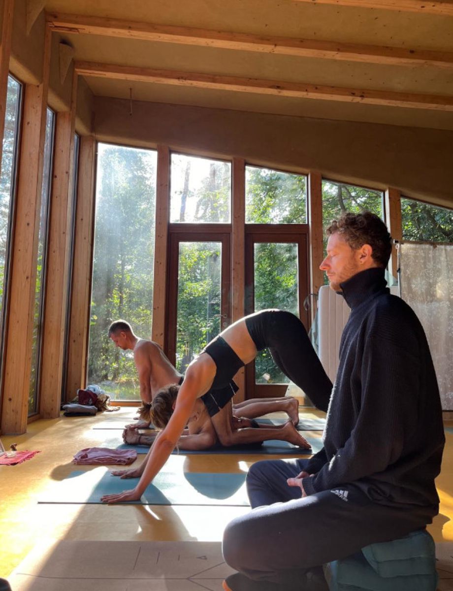 Yogis machen Ashtanga-Yoga im Seminarraum vom NaturCamping am Ellbogensee.
